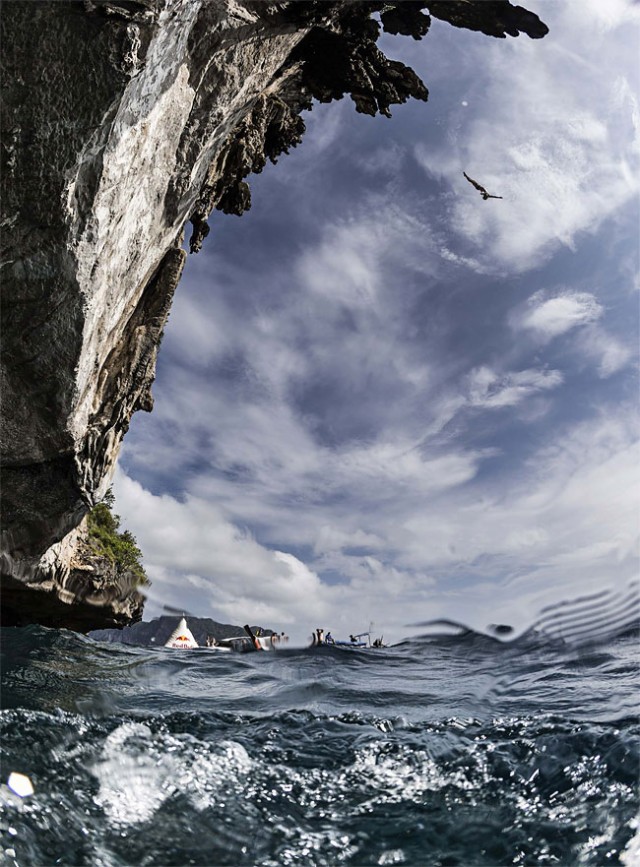 http://xage.ru/media/posts/2013/11/5/red-bull-cliff-diving-2013_1.jpg