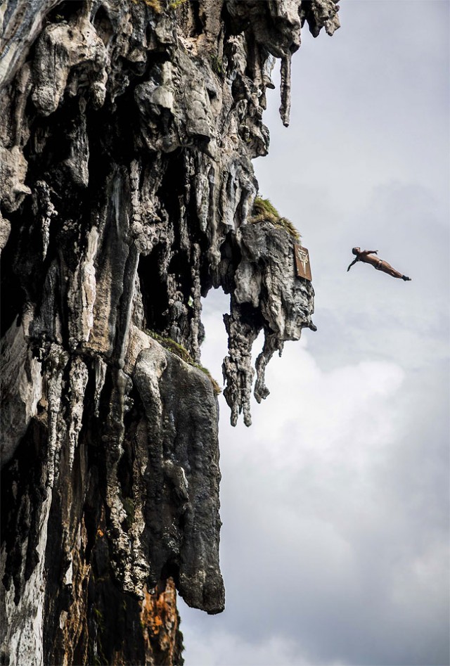 http://xage.ru/media/posts/2013/11/5/red-bull-cliff-diving-2013_3.jpg