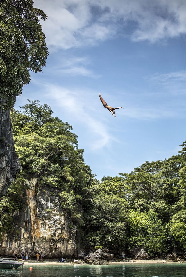 http://xage.ru/media/posts/2013/11/5/red-bull-cliff-diving-2013_5.jpg