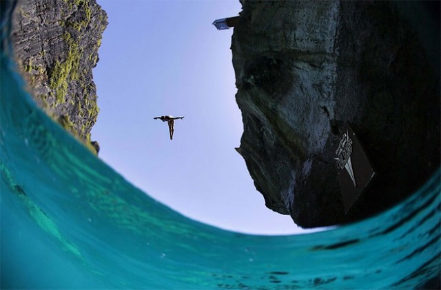 http://xage.ru/media/posts/2013/11/5/red-bull-cliff-diving-2013_6.jpg